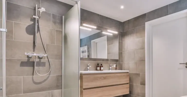 Serveis i construccio Instalacion de mamparas para ducha